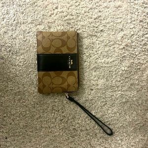 Classic Coach wristlet with black interior. 2 slots for cards.